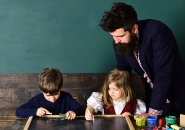 Bir dizüstü bilgisayar sınıfındaki izlerken bir sınav euphoric kız geçen öğrenci. Öylesine onlar öğretmen lüzum ev ödevi ne zaman çocuklar mücadele. Çocuklar genellikle daha kolay görüntüleri resimleri ve kayma anlayış kullanarak öğrenebilirsiniz