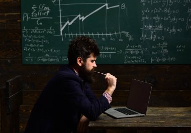 Öğretmenler öğrencilere öğretmek farklıdır. Dost öğretmen ve yetişkin gülümseyen öğrenci sınıfta. Öğretim üyesi atölye sırasında öğrenciler ile mimari sorunları tartışıyor. Okula dönüş.