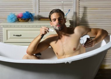 Genç çekici adam aynaya, tıraş tıraş.