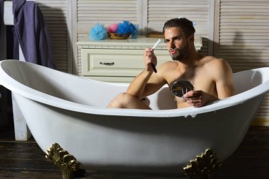 Adam traş ustura. Adam dikkatlice ve yavaşça eski ustura ile tıraş.