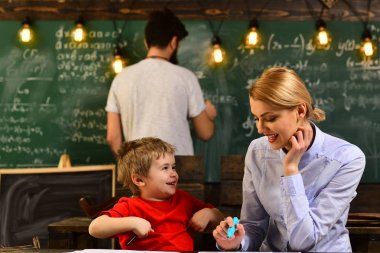 Öğretmen vardır onun learningteacher kendi aşk ilham verir öğrenciler eğitim onun tutkusu, iyi öğretmenler büyük soru, evde özel ders sırasında masanın oturan öğretmen öğrencilere yardım,