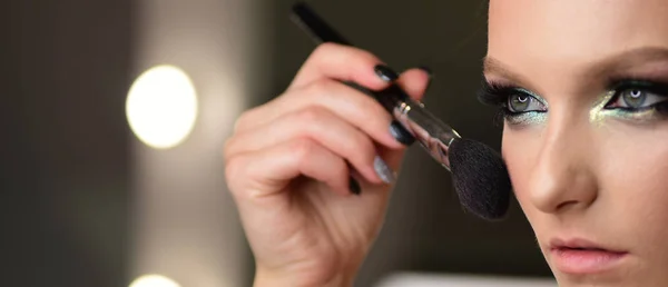 Mulher Aplicando Base Tonal Cosmética Seca Rosto Usando Pincel Maquiagem — Fotografia de Stock