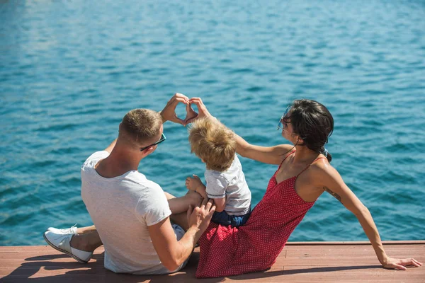 心形的手由快乐的家庭在暑假 海上爱之心 — 图库照片