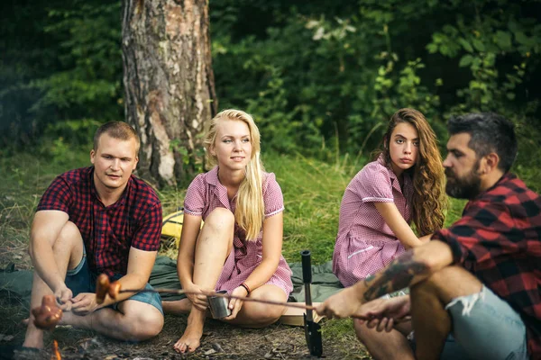 Amigos Relaxando Floresta Dois Homens Camisas Vermelhas Lenhador Cozinhando Salsichas — Fotografia de Stock