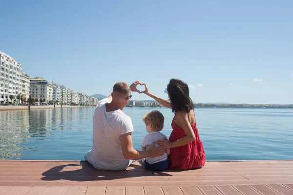 海滩上的幸福家庭 人们在暑假里玩得很开心 父亲母亲和孩子对蓝海和天空背景 假日旅行概念 — 图库照片