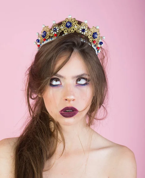 Reina Emocional Con Cara Loca Maquillaje Moda Corona Reina Sorprendida — Foto de Stock