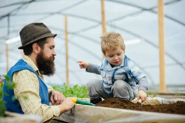 Seitenansicht Bärtiger Mann Der Ein Liebes Kind Ansieht Das Einer — Stockfoto