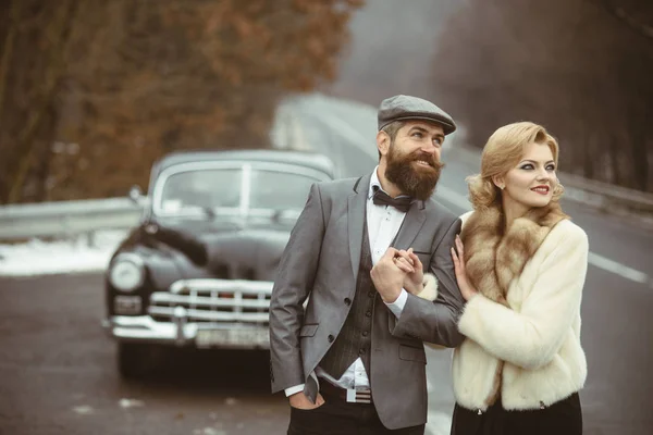 Groom Segura Braço Uma Noiva Encantadora Enquanto Caminha Carro Retro — Fotografia de Stock