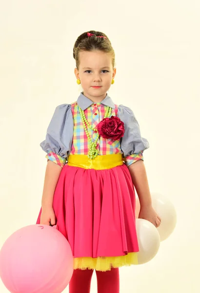 可爱的小女孩拿着气球被隔离在白色背景上 — 图库照片