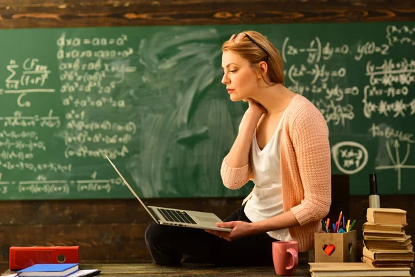 Studiare Matematica Formazione Base Vecchi Libri Una Tavola Rotonda Legno — Foto Stock