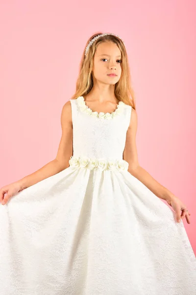 Modèle Mode Sur Fond Rose Beauté Enfant Fille Robe Glamour — Photo