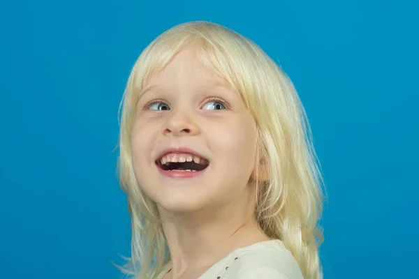 Infancia Felicidad Una Chica Inocente Infancia Niña Bastante Sonriente Estudio — Foto de Stock