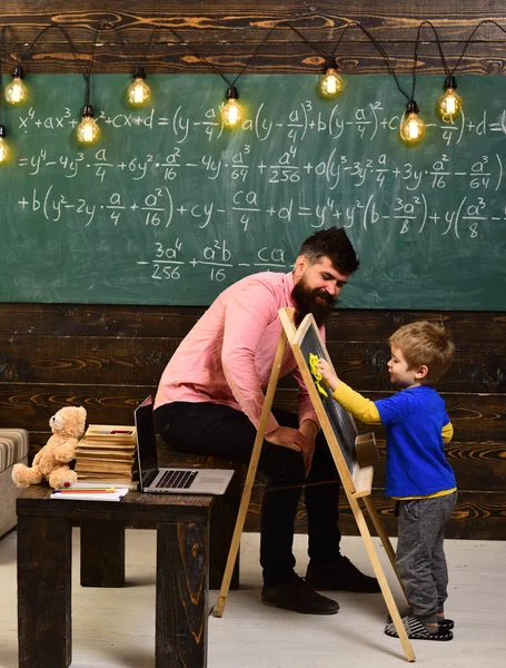 Libros Viejos Sobre Una Mesa Redonda Madera Profesor Siempre Adapta —  Fotos de Stock