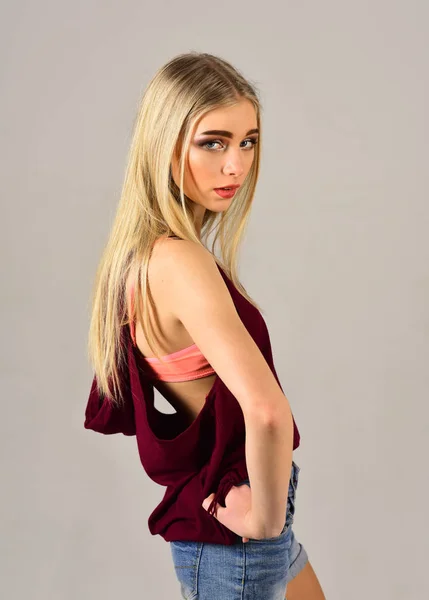 Mladá Blonďatá Model Marsala Nahoře Džínové Kraťasy Stálé Izolované Šedém — Stock fotografie