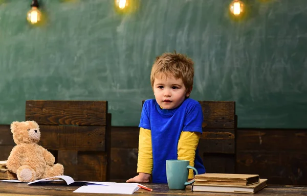 Niño Pequeño Con Cara Seria Parado Detrás Una Mesa Madera — Foto de Stock