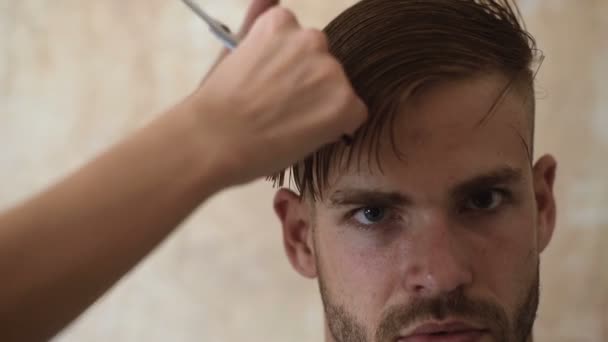 Férfi hajvágás, fodrász olló. Nagy idő a fodrászatban. Vidám fiatal szakállas férfi hajvágás, fodrász által egyre. Fiatal férfi fodrászatban haj ellátás szolgáltatás fogalma. — Stock videók