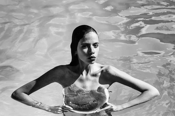 Γυναίκα με καρπούζι στην πισίνα — Φωτογραφία Αρχείου