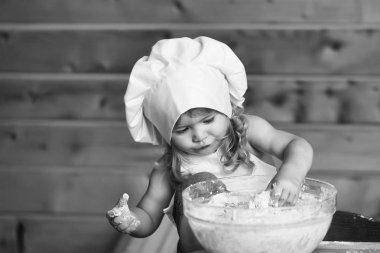 Mutlu çocuk hamur yoğurur