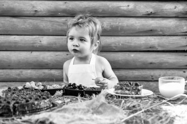 küçük çocuk yeşil elma yiyor.