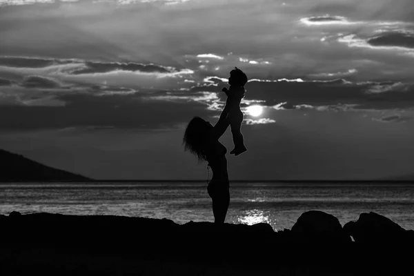 Mère et fils sur la plage — Photo
