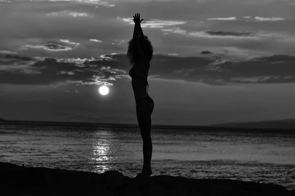 Silhouette femme au coucher du soleil plage — Photo