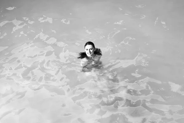 Pretty sexy woman in swimming pool — Stock Photo, Image