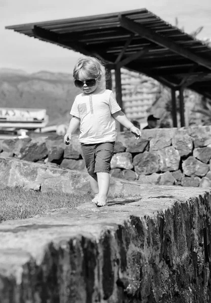 Bonito menino na moda em óculos de sol — Fotografia de Stock