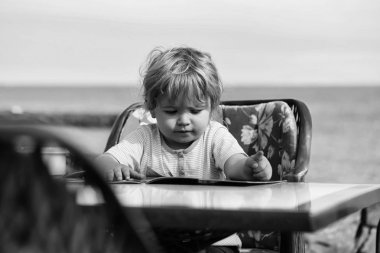 Menü kartı şirin bebek çocuk okur