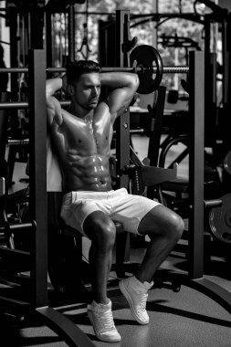 Barbell ile kas adam