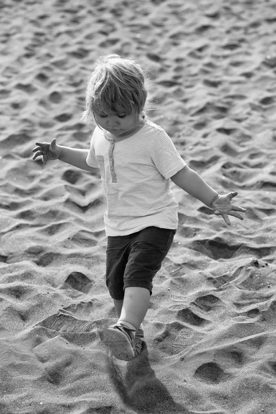 Lindo bebé jugar con arena —  Fotos de Stock