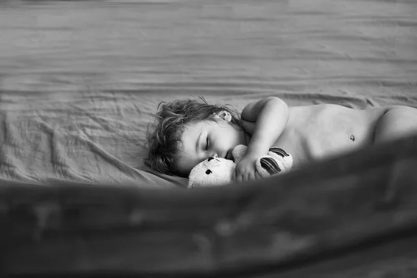 Schattige babyjongen slaapt — Stockfoto