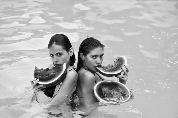 Femmes avec pastèque dans la piscine — Photo