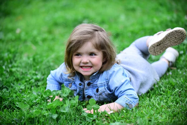 Barnet ler på grönt gräs — Stockfoto