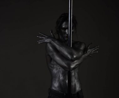 Maço çıplak göğüs, atlet, sporcu ile kutup dans performans taşır.