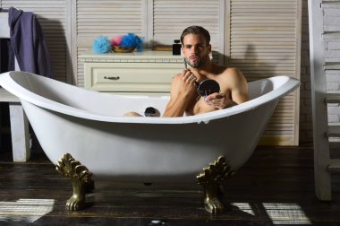 Tıraş jilet ve tıraş kremi ile adam