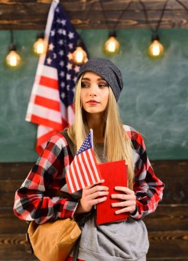 Üniversite öğrencileri karşı ABD ulusal bayrak Birleşik resim kitaplığı'nda. Arka plan, Amerikan bayrağı ile İngiliz kız öğrenci.