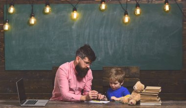 Başarılı öğretmenler her zaman zamanında ve hazırlanan. Üniversitesi Semineri. Öğretmen raporları yetenekli öğrencilerin hataları düzeltmek gönüllülük gözlük. Öğrenciler kampüste Eğitim bilgi kavramı.