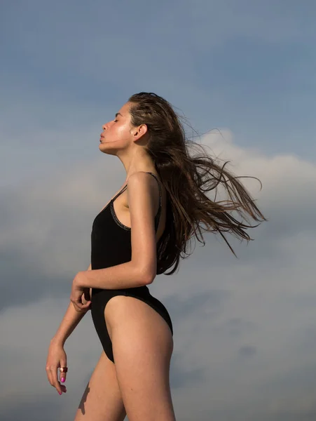 Chica joven con traje negro posando al aire libre —  Fotos de Stock