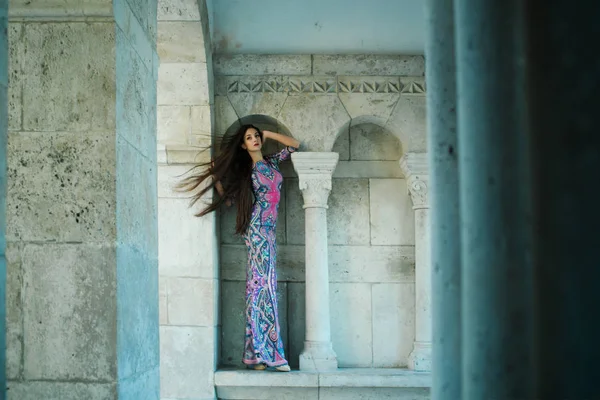 时尚美容沙龙。女孩在印度风格的礼服在城堡。性感的女孩穿着长裙, 黑发。时装模特或公主有浪漫的心情。夏季石古柱女子 — 图库照片