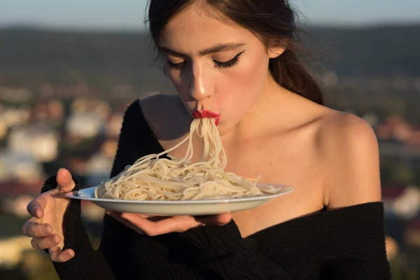 Рецепт традиційні італійські страви. рецепт макаронів в руках жінка їсть макарони — стокове фото