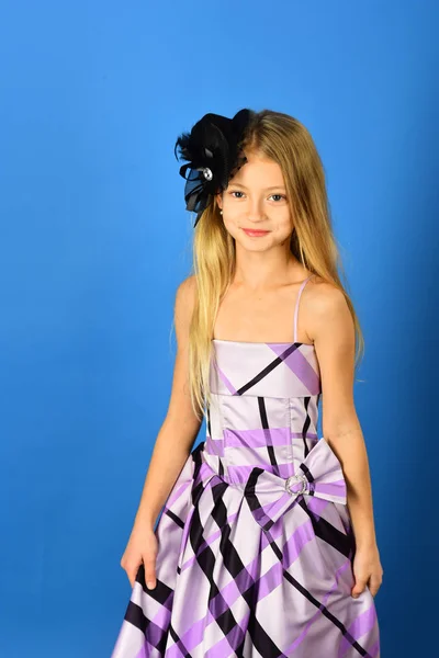 Barnflickan i elegant glamour elegant klänning. barn tjej har vackert hår. — Stockfoto