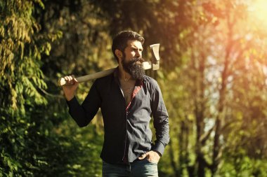 Balta açık olan adam