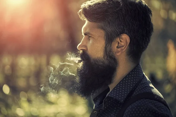 Homem fumando na floresta — Fotografia de Stock