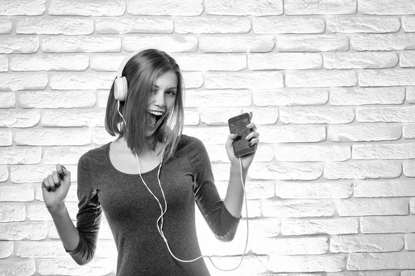 Chica feliz escucha música —  Fotos de Stock