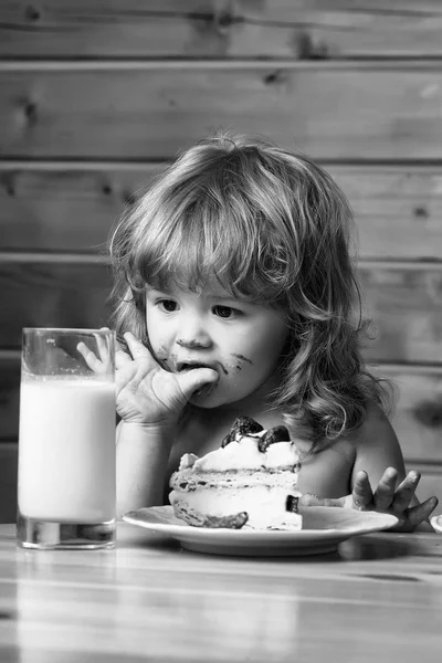 Malý chlapec s jahodovým dortem a jogurtem — Stock fotografie