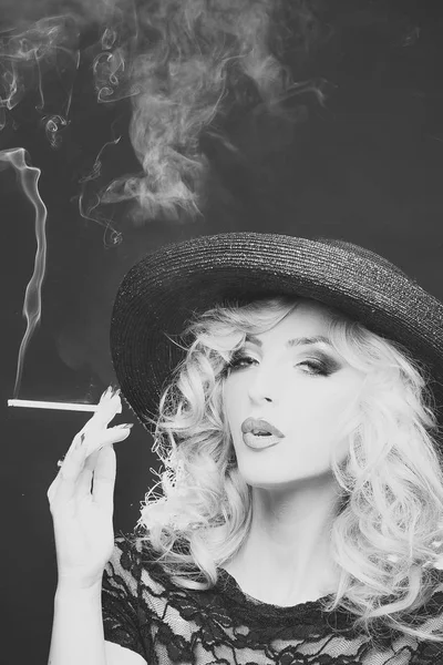 Fumare donna retrò — Foto Stock