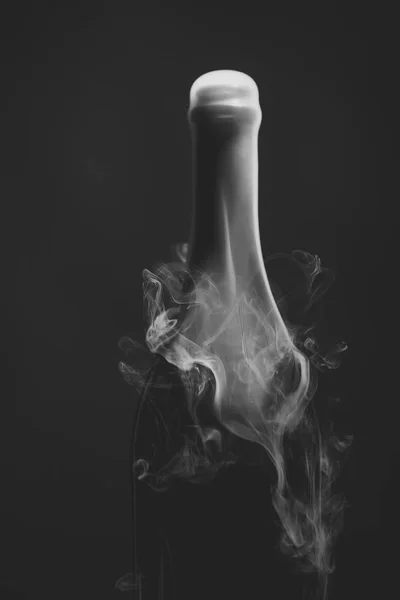 煙でシャンパン ボトル — ストック写真