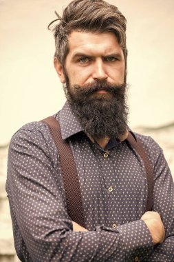Sakallı yakışıklı adam