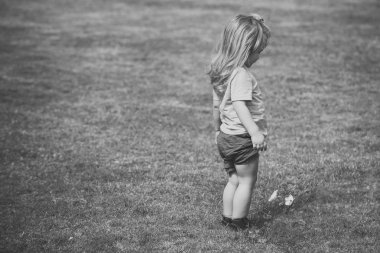 Uzun sarı saçlı beyaz çiçek görünümlü küçük çocuk