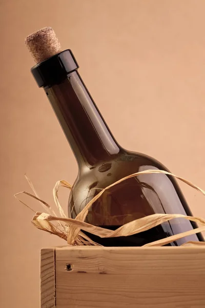 Ontkurkt fles wijn in vak — Stockfoto